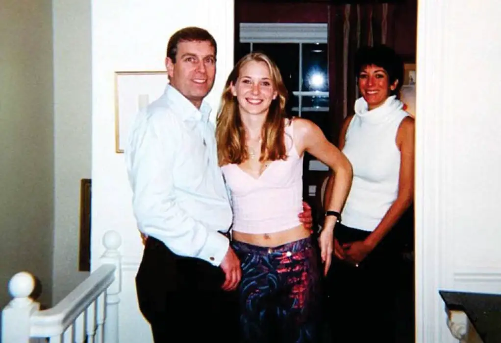 Davidinfo4's tweet photo. Vous vous souvenez de cette célèbre photo du prince #Andrew avec Ghislaine #Maxwell et la victime? 

Le FBI avait sa propre copie pendant des années - même avant l'audition de la victime par le FBI en 2011. 

Le #FBI savait, mais ils n'ont rien fait. https://t.co/uRt3amqlga