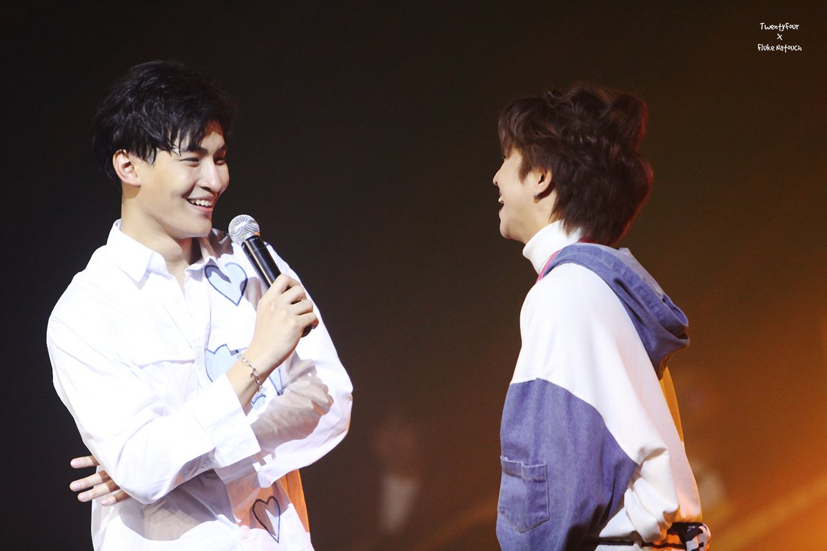gade_ka's tweet photo. ประทับใจทุกตอนเลยที่พี่โอห์มยิ้ม ทั้งรอบบ่ายรอบเย็น... บนเวทีทุกครั้งที่เห็นพี่โอห์มยิ้ม เรายิ้มตามตลอด เพราะเรารู้ว่าพี่โอห์มมีความสุขมากๆ ที่ได้อยู่ท่ามกลางคนที่พี่โอห์มรักและรักพี่โอห์ม... คอนเสิร์ตวันนั้นจะเป็นอีกหนึ่งความทรงจำดีๆ ที่เราคงไม่มีวันลืม
#YvesRocherxOhmThitiwat https://t.co/BmjQv6X8LO