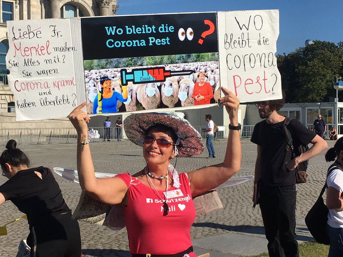 JFDA_eV's tweet photo. Am Vorabend der Demo “Tag der Freiheit” der #KDW und #Querdenken versammeln sich Veranstalter und ca 100 Teilnehmende vor dem Reichstag zu einem Aufzug. Geplantes Ziel: #RosaLuxemburgPlatz #b3107 #coronaproteste #corona #berlin #Querfront #Hygienedemo https://t.co/5Va1hrq6Qy