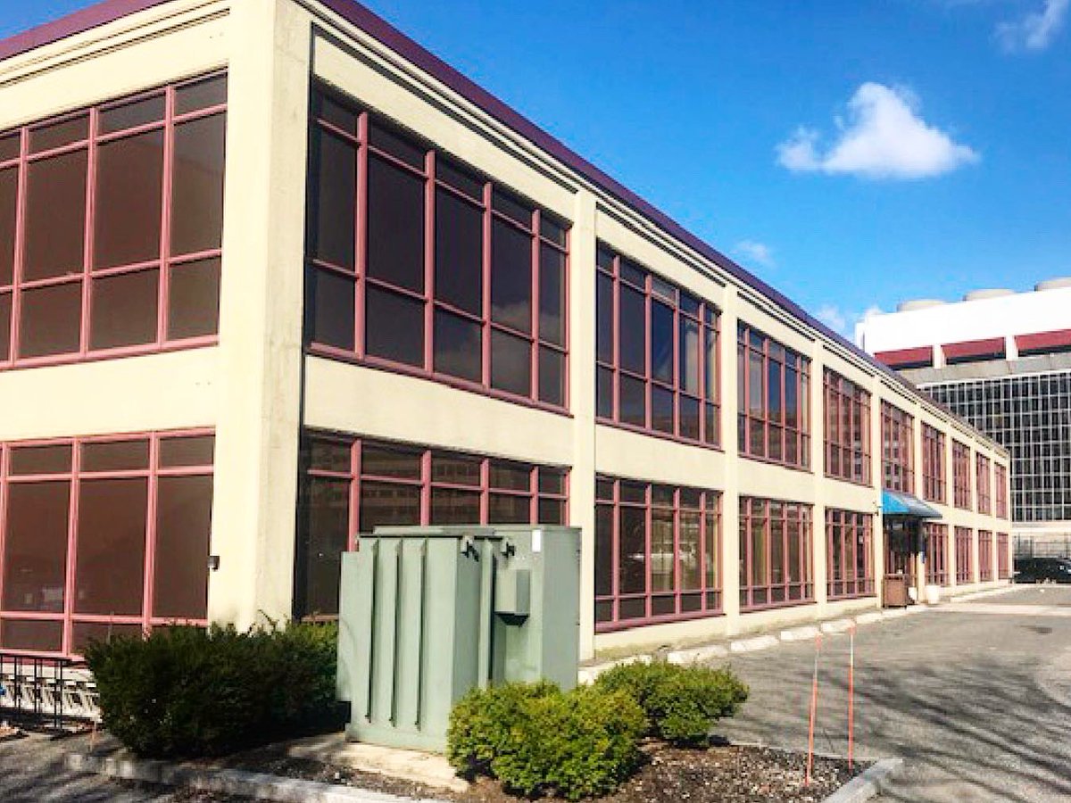 Perry_CRE's tweet photo. ✨Feature Friday✨⠀
⠀
33 BRADSTON STREET is a 14,400 SF full building office/flex space for lease! With each floor at 7,200 SF and its proximity to the upcoming Newmarket Square area - this property is definitely one to check out! ⠀
⠀
Find out more at https://t.co/ngiuaS9vqF https://t.co/0MN6wp5L2G