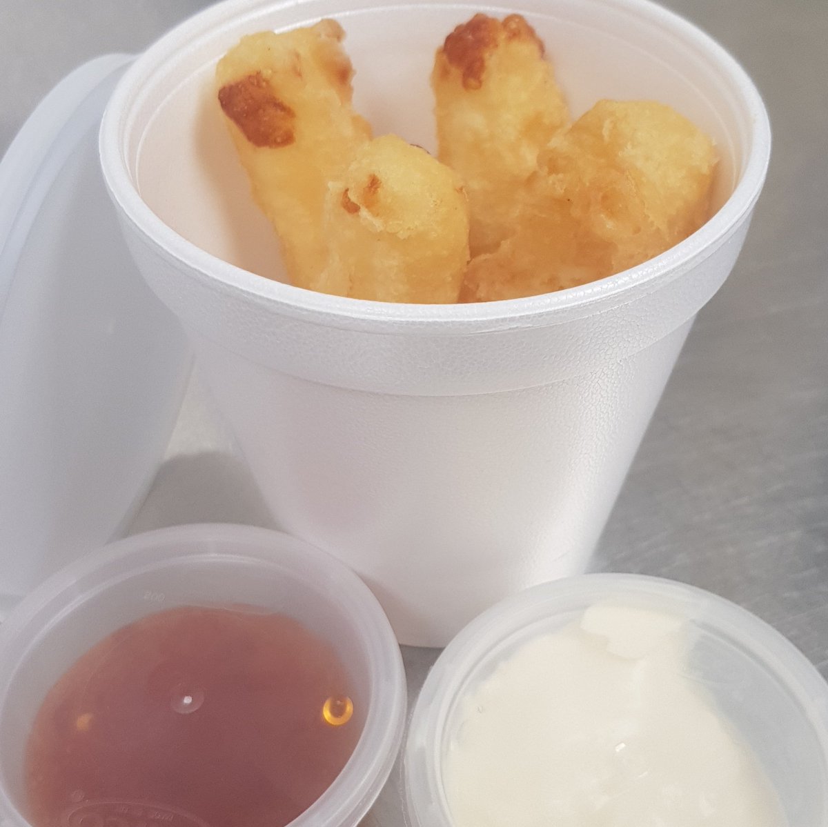 paoloschippy's tweet photo. Battered halloumi, served with sweet chilli sauce or garlic mayo! #halloumi #deepfriedcheese #sweetchillisauce #garlicmayo #fishandchips #paolos #Carlisle #cumbria https://t.co/YkFlL3NY1D