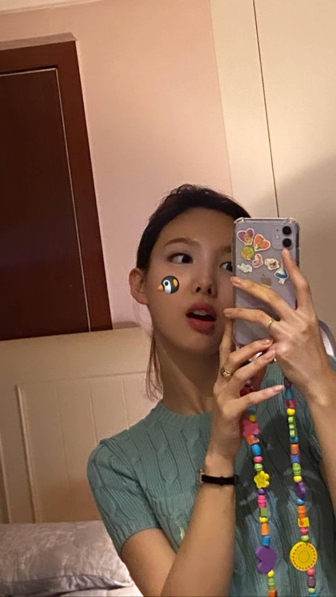 "Today is Mina's (phone) case as well” today, we see a nayeon flexing a gift that mina gave her ehehe can’t believe she did that twice I MEAN SHE’S THAT THANKFUL ISJDJSIDJ