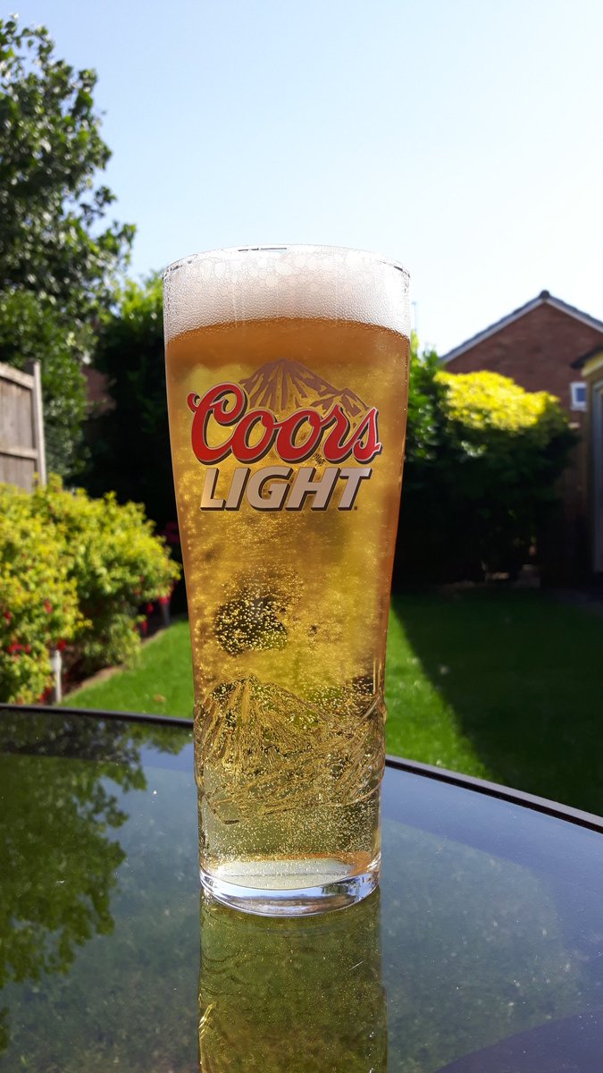 MPT_Enzo's tweet photo. It would be rude not to have a #beer in this #Weather ๐ @coorslightuk #WorldsMostRefreshingBeer #beeroclock #beergarden #SUN #FridayVibes #FridayFeeling #Friday https://t.co/aDI3IaOge0