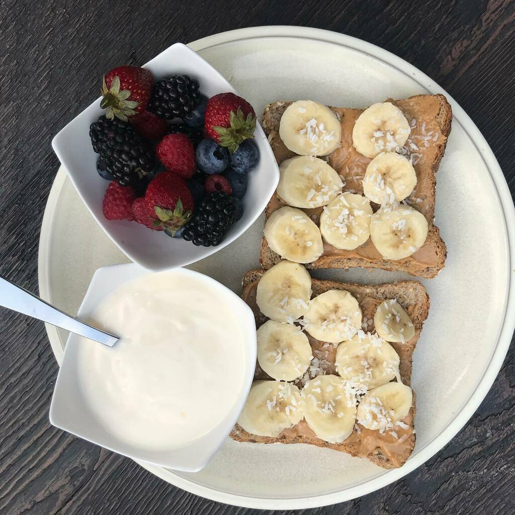 chocoholicRD's tweet photo. Summer breakfast ☀️ #breakfastideas #peanutbutterlover #carbsarelife  #berries #eatwell #fruitlover #carblover #wholegrainbread #pblover #goodeats #breakfast #breakfasttime #kidsbreakfast #kidsbreakfastideas #morningmeal #goodmorning #healthybreakfast #h… https://t.co/29gKvDeoWk https://t.co/qLkEoaxZa9