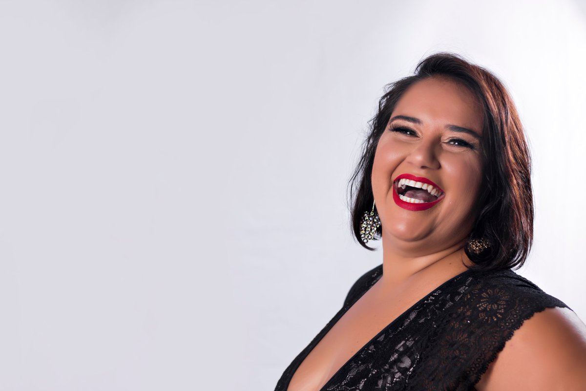carlapepe's tweet photo. meu batom vermelho
na boca carnuda
atrai olhares 
mas não me desnuda
é vermelho 
como o sangue que corre 
em minhas veias
daquele que brota
no lábio ferido
pelo beijo maldito
daquele que nunca
mais eu vi.

Carla Pepe
Morena Flor https://t.co/COL95sLvUT