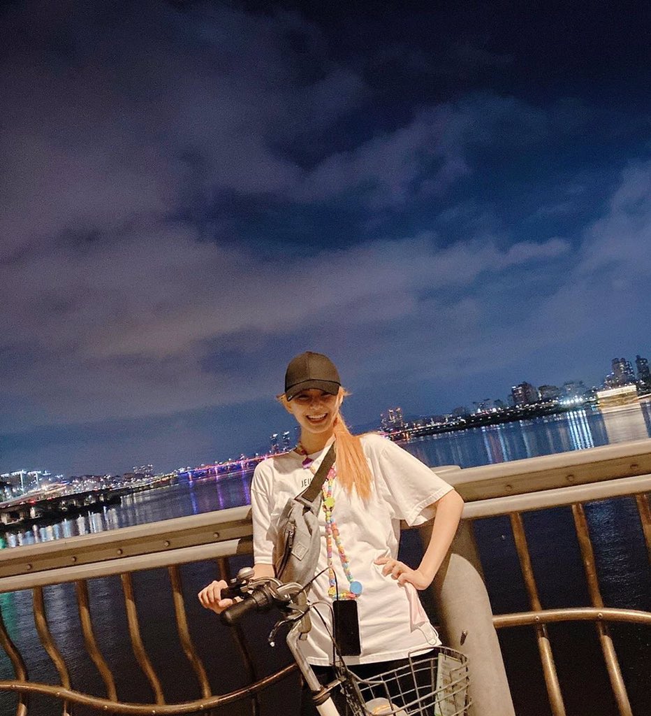 Fabulotzu's tweet photo. Elkie in’s update 
“You took my picture, I took your picture.
The 2nd picture is way too cute. Haha🥰
#ET https://t.co/O0rnbLyTHP