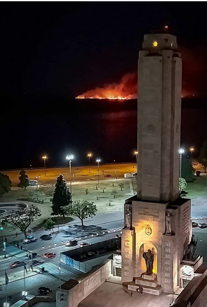 gusmbruno's tweet photo. Me acuerdo cuando Australia se incendiaba y desde acá pedían compartir las fotos de Koalas trepando árboles. Hoy arden las islas que están entre Rosario y Victoria, y miramos para otro lado. https://t.co/5IidNJMmXs