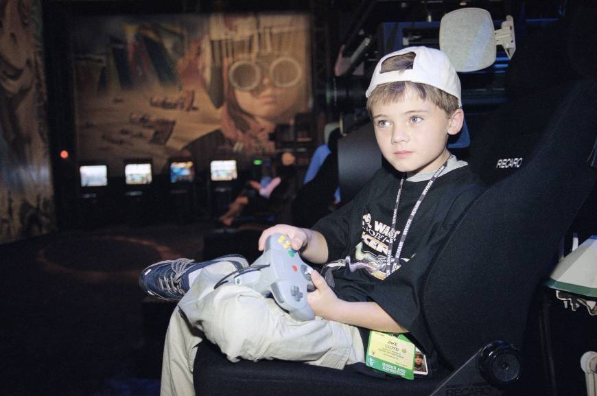 Celebrities with Video Games (@celebswithgames) on Twitter photo 