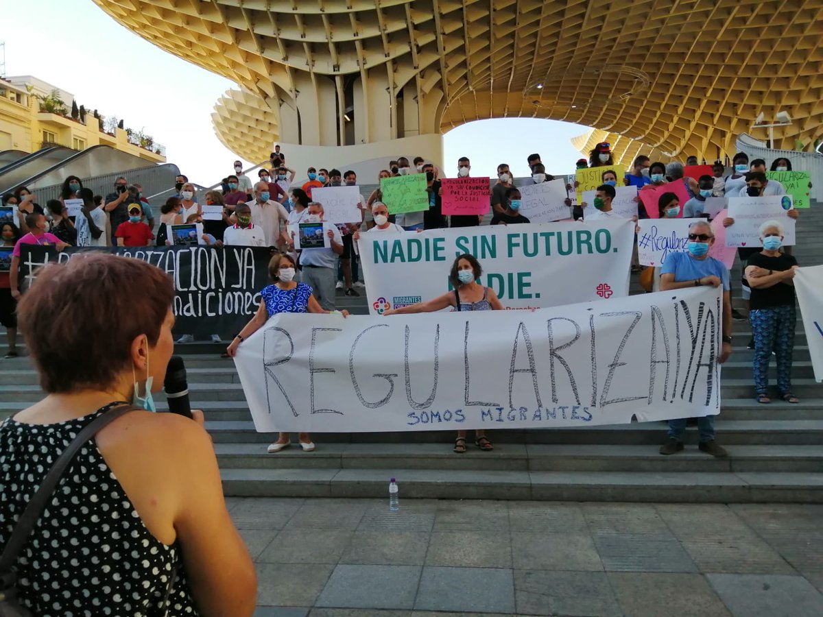 ParaMacarena's tweet image. 📣👥Ayer Concentración para reclamar una regularización inmediata, permanente y con plenos derechos para las personas migrantes y refugiadas. 

👲🏾👨🏿‍🌾👩🏿‍🍳 Si trabajan aquí, deben poder vivir legalmente aquí. 

#RegularizacionYA  #PapersForAll