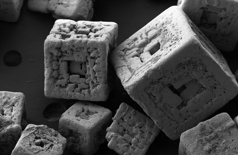 Fact2Fun's tweet photo. Salt Crystals under a scanning Electron Microscope. https://t.co/yZHLTvt2w4