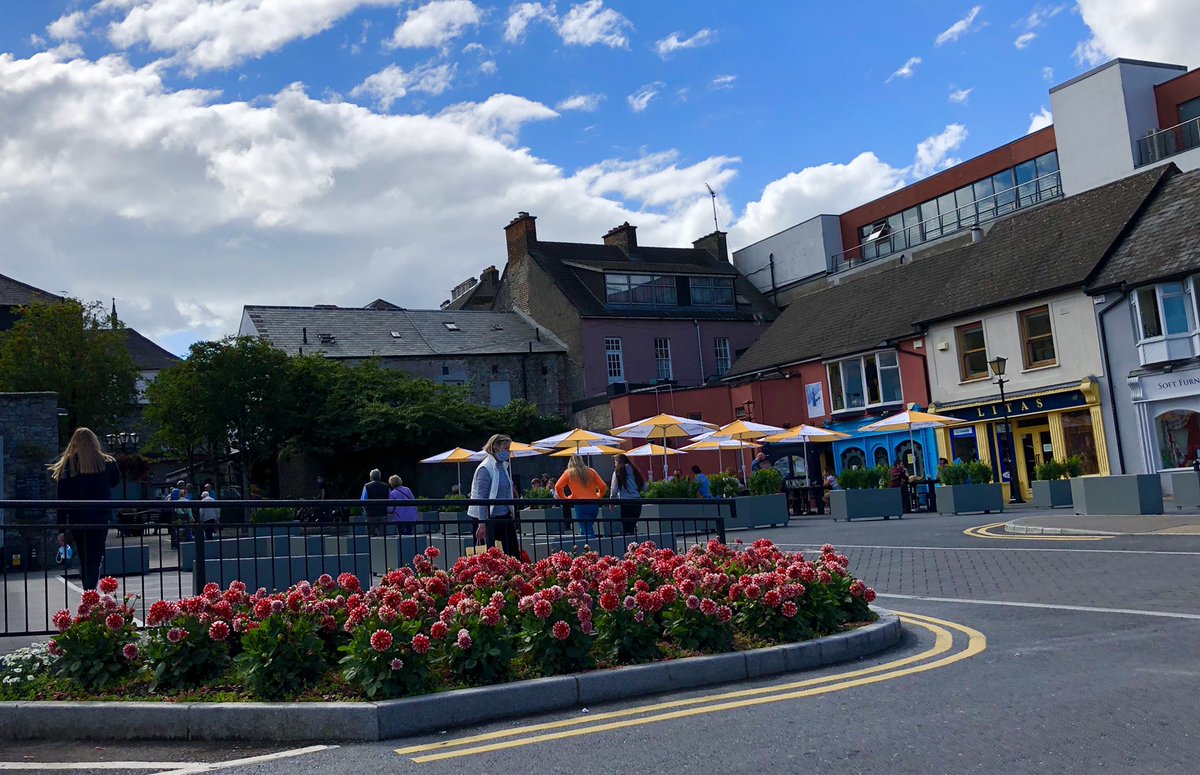 IBikeKilkenny's tweet photo. It’s amazing what you can create when you remove parked cars. #kilkenny @KilkennyMMM @IBikeKilkenny @IBikeKilkenny @KKPeopleSport @kilkennycastle @kilkennylibrary @KilkennyNotices @kilkenny @KilkennyLP @LoveKilkenny @KilkennyChamber https://t.co/v7Y0Um9B92