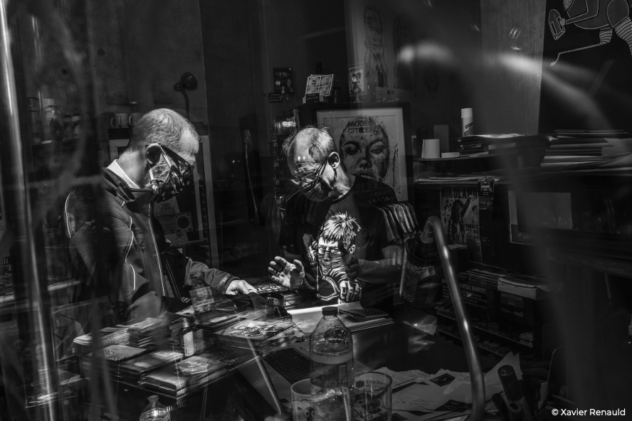 DansTempete's tweet photo. A l'annonce du confinement, les artistes du Lavo//matik (galerie et librairie d'arts urbains) ont du repenser leur manière d'exposer et ont proposé un catalogue en ligne.
Commerçants dans la tempête est un projet réalisé en partenariat avec @AG2RLMbranches 
#culturebranches https://t.co/2IcupqvzKS