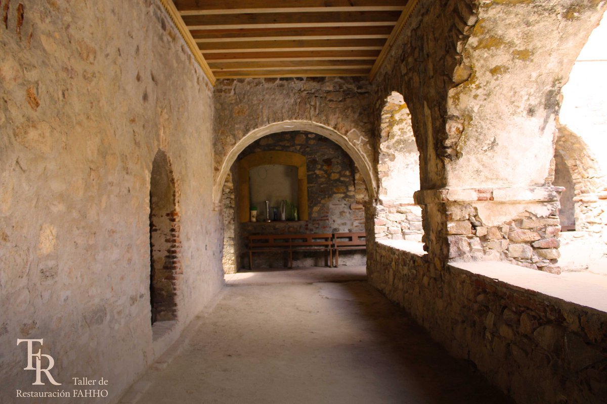 t_restauracion's tweet photo. A lo largo de 3 etapas, en #SantaCruzMixtepec se realizó la #restauración de los 4 deambulatorios del ex convento, entre consolidación de aplanados con presencia de pintura mural y la integración de cubiertas de viguería y entablado a partir de vestigios hallados en el inmueble. https://t.co/53p2qGPDmi