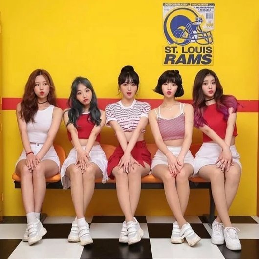 UpdateKGirls's tweet photo. Puts... YellowBee anunciou seu disband a algumas semanas e recentemente a ex-integrante Ari fez um mega exposed da empresa que gerenciava o grupo.

Ela fala sobre assédio, agressão, e comenta o fato de que quando elas fizeram seu debut a mídia não deu nenhuma atenção, (+) https://t.co/kHvRQMz22b