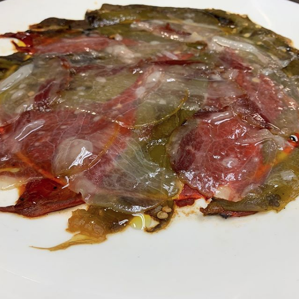 Pimientos del cristal verdes y rojos asados a la leña con velo de papada ibérica adobada..
.
.
Sencillamente increíbles

#cocinasaludable #aceitedeolivavirgenextra #AlimentosDeCalidad