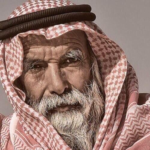 fahad33931's tweet photo. اجلس مع اللي راسه الشيب ماليه 
واللي تجاعيد الزمن  في  جفونه

يعطيك  من خبرة  حياته  وماضيه 
درسٍ  كثير  من  البشر  يجهلونه

#عمادالمسعودي https://t.co/Guks4HrIYB