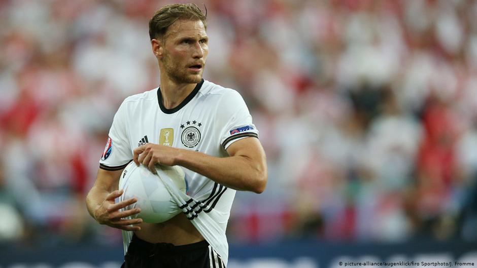 dw_sports's tweet photo. BREAKING

World Cup winner Benedikt Höwedes ends his playing career.

"I've noticed how it fills me with joy spending time with my son. All of a sudden, football seemed irrelevant to me," the 32-year-old told Spiegel. https://t.co/793ASDmvPg