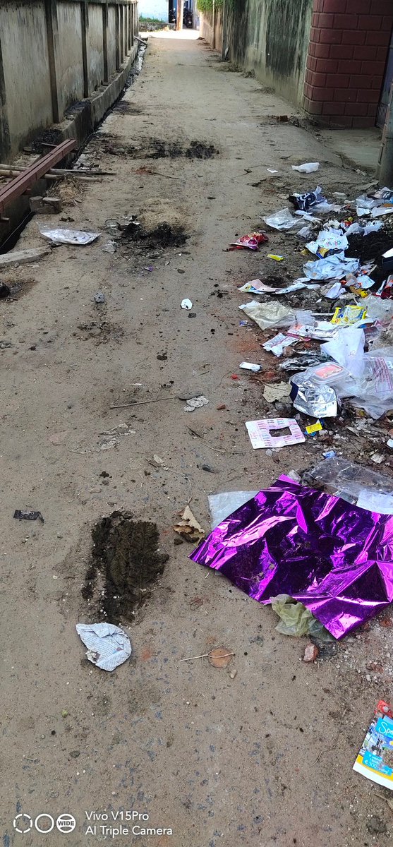 VChoudharyc31's tweet photo. I request miss @AnanyaDasIAS and @CMCCuttack pls take action as we stay in slum area #mathasahi #townhall near sgbl...we dont feel safe in this environment and these people doesn't listen and spread waste on road please revert please @AnanyaDasIAS mam please https://t.co/MXiWCiEXZ1