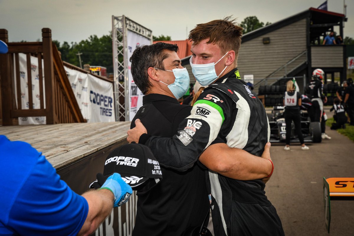 🔴 Abrazo eterno!!!

El @juncosracing 🇦🇷 se llevó tres podios con dos victorias de <a href="/Mid_Ohio/">Mid-Ohio</a> 🇺🇸 que los coloca primeros en equipos y en la pelea del campeonato de pilotos en un año difícil. Todos los detalles 👉 cutt.ly/Js5SBy4

📸 #RoadToIndy