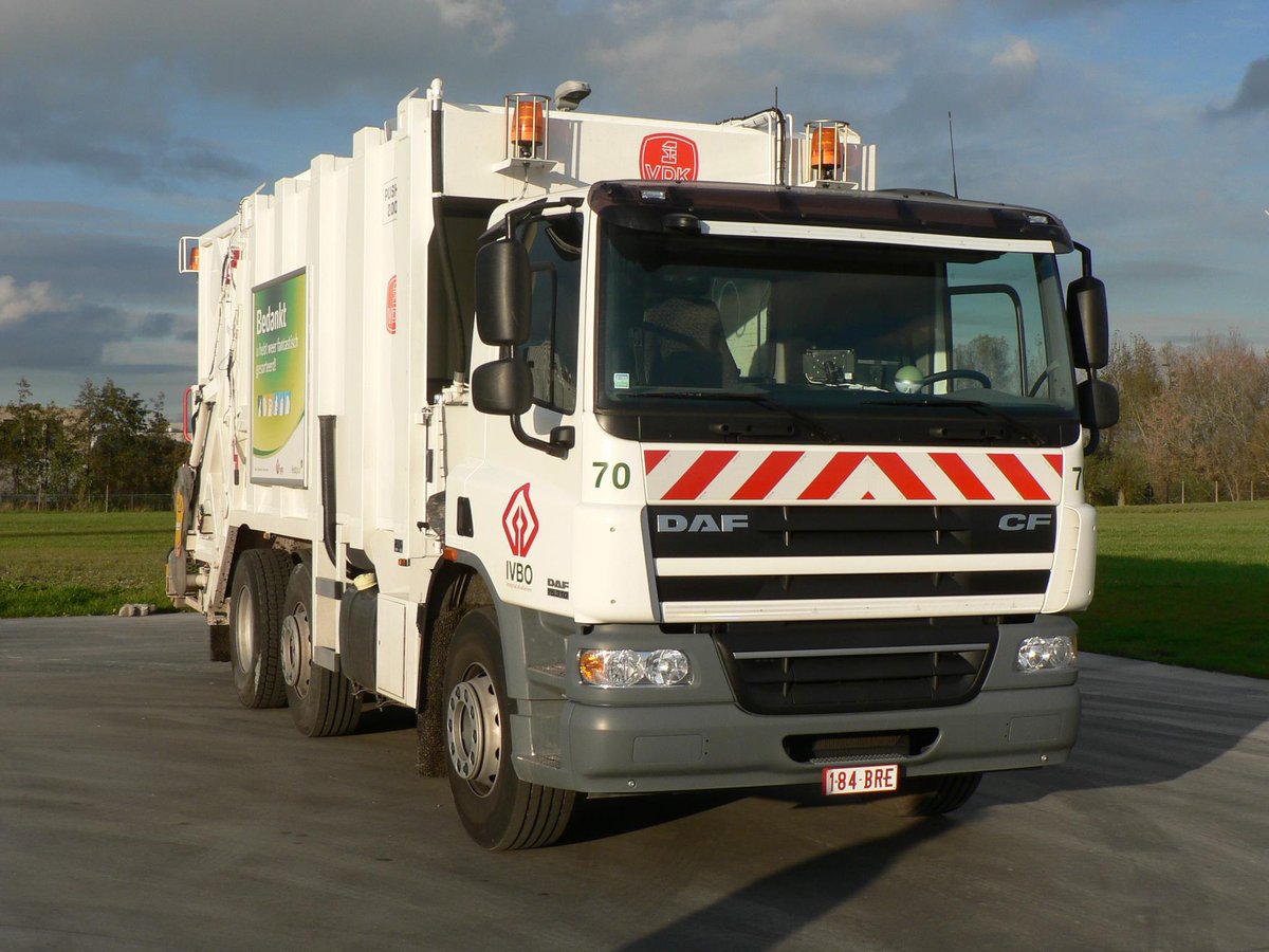 StadBrugge's tweet photo. ⚠️Opgelet: in de maand augustus zal #IVBO de afvalophaling al om 6 uur starten. Zet je afval dus op tijd buiten.🚮
https://t.co/enhAmhKtBE https://t.co/KB7Lte9BqU