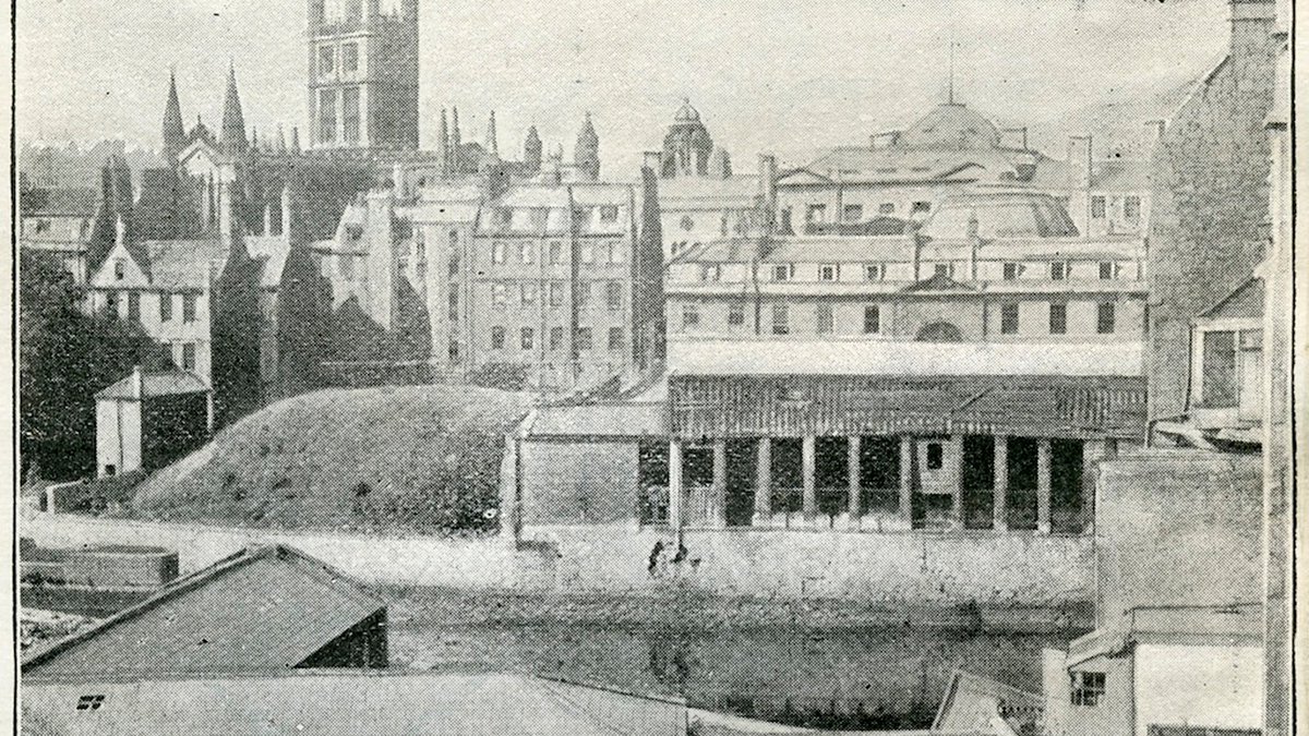Here's a view to get your head around. You're looking across the river towards Bath Abbey, before Grand Parade and the Empire Hotel were built. Rickety old roof on the riverside colonnades. Taken c. 1890s bathintime.co.uk/the-abbey-and-…