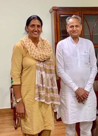 जननायक मुख्यमंत्री श्री अशोक गहलोत जी ने कोरोना मे प्लाज़्मा थेरेपी की उपयोगिता के बारे मे पहल की है। आइए हम ज्यादा से ज्यादा लोगो को इसकी उपयोगिता के बारे में जागरूक करे।
#GehlotJi_Says_Donate_Plasma <a href="/ashokgehlot51/">Ashok Gehlot</a> <a href="/RahulGandhi/">Rahul Gandhi</a> <a href="/INCIndia/">Congress</a> <a href="/INCRajasthan/">Rajasthan PCC</a> <a href="/RaghusharmaINC/">Dr. Raghu Sharma</a>