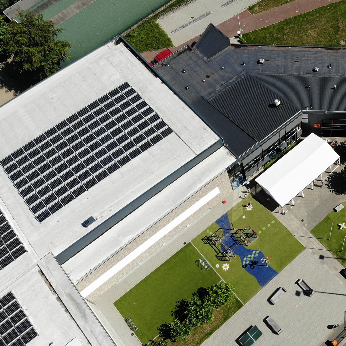 Bloemendal_Bouw's tweet photo. 96 panelen geplaatst bij Stichting Clubgebouw Buiningpark, voor #Antilopen en #LHV #Duurzaamsporten 
Dank @Gem_Leusden voor gebruik van het dak https://t.co/iMkzxdJ7ie