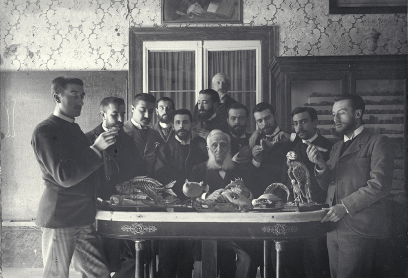 MNCN_Col's tweet photo. #HistoriaMNCN #Graells dirigió el MNCN entre 1851 y 1867. Fue uno de los científicos más importantes del #sigloXIX y el primer catedrático de #zoología de España, el que formaría a la primera generación de naturalistas titulados. Aquí rodeado de sus alumnos (1893). #Archivos https://t.co/GHbV940eMU