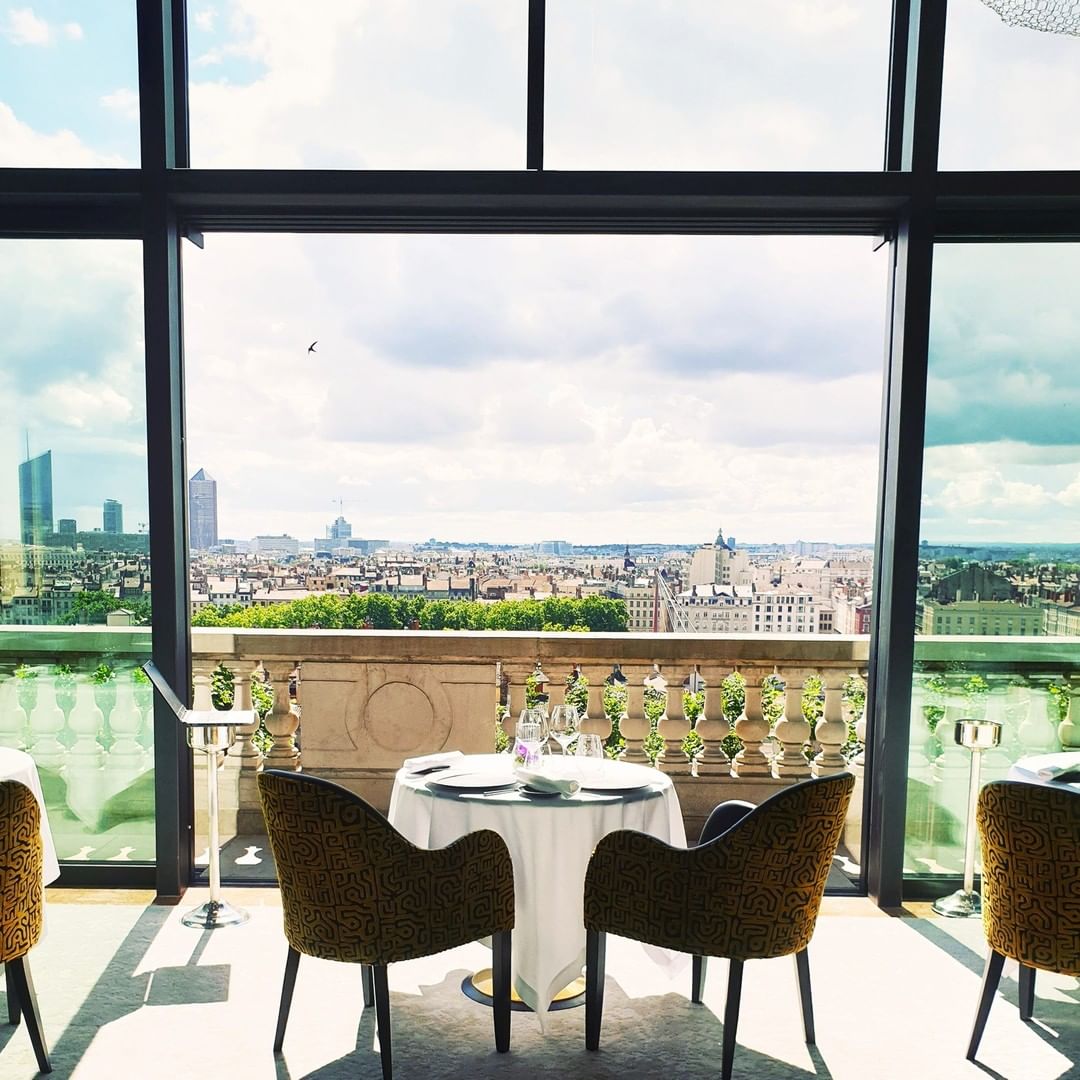 "En prendre plein les yeux" 😍 Splendide vue depuis le restaurant du <a href="/RelaisChateaux/">Relais & Châteaux</a> <a href="/VillaFlorentine/">La Villa Florentine</a> à Lyon.
----
#cetetejevisitelafrance #frenchtravel #travel #frenchlife #lyon #gastronomy #enjoylife #lesterrassesdelyon #lavillaflorentine #relaischateaux #perfectview #bestview