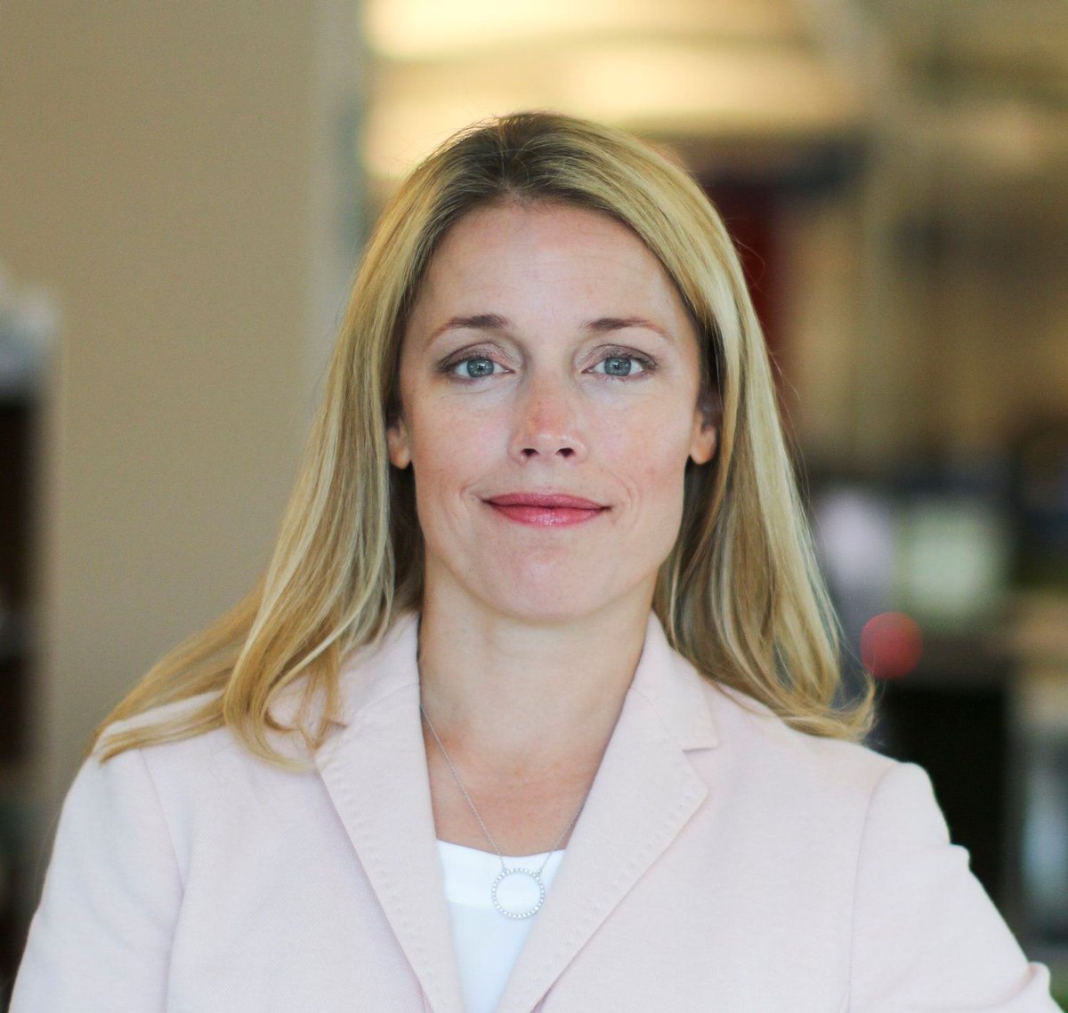 How do you foster trust in dispersed teams? There’s an ongoing debate that trust happens if the employee is nearby, but did you know that lack of confidence can also occur in a brick and mortar setting? Jennifer Newbill of Dell provides her views 📰 bit.ly/2QlG8cj #trust