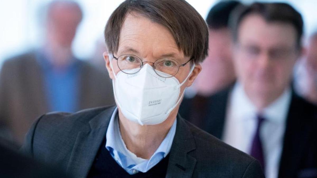welt's tweet photo. "Wir sind auf dem Holzweg" – Lauterbach fordert Strategiewechsel https://t.co/XHddLCwqCH https://t.co/yxTOgxUkA9