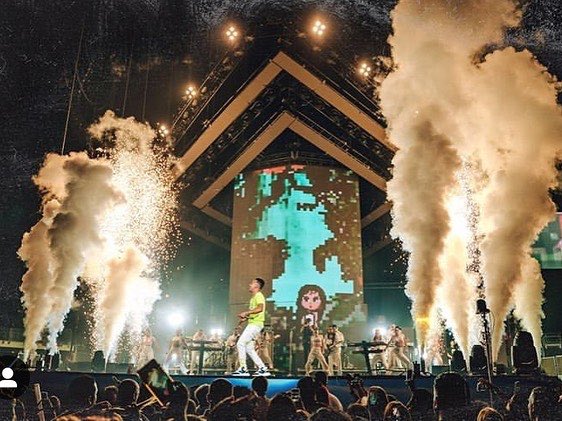 roc_off's tweet photo. Flashback Friday! Looking back to our rig at  #uforiamixlive featuring our 40' diameter turntable, ramp, rolling riser and crowd control. https://t.co/ojfhJiBBx6