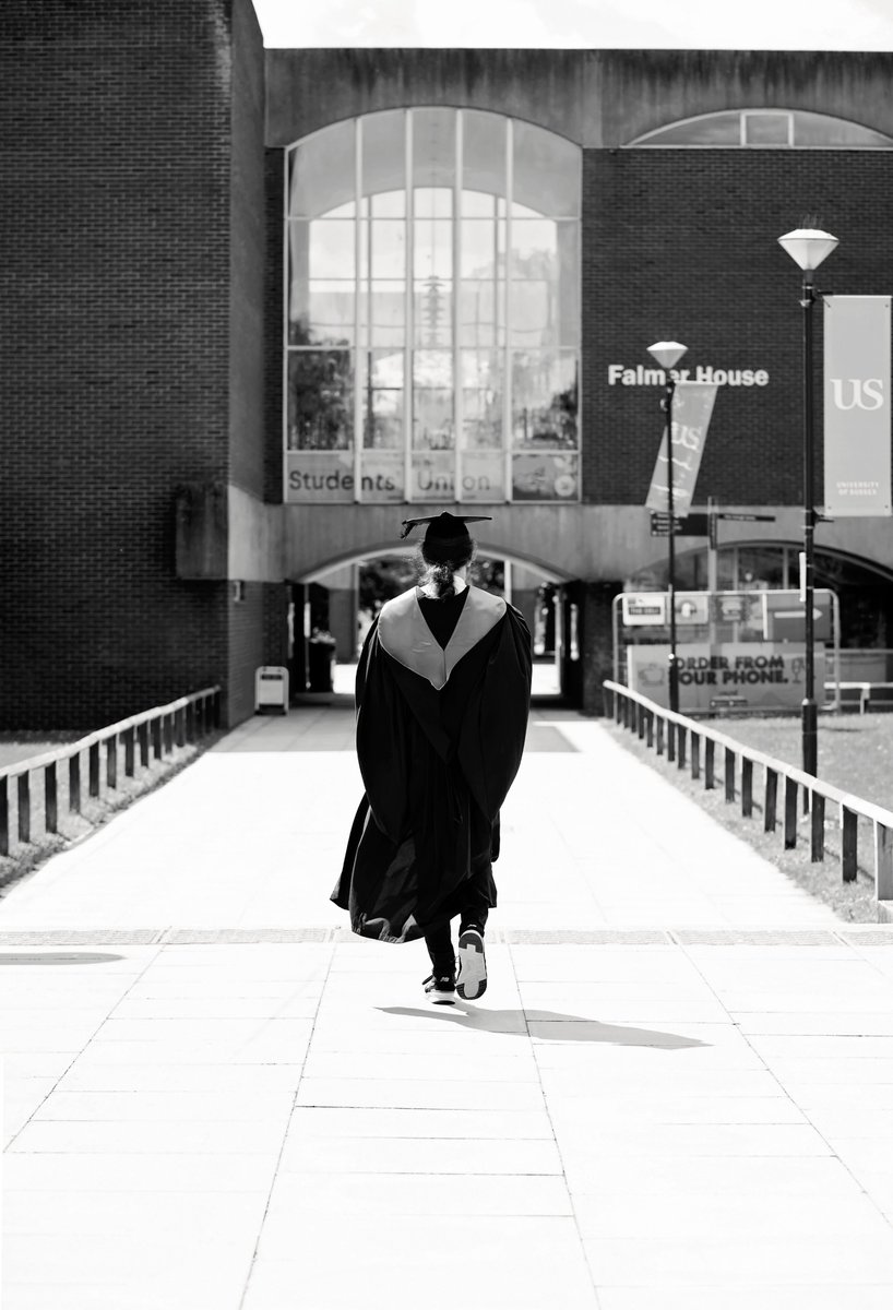SussexUni's tweet photo. #Classof2020 We 💙 seeing your #SussexGradAtHome celebrations last week, esp this one of @AlexVoiceJoyce's Graduation party 🎓 Pro-Vice Chancellor @kellycoate also happened to pass by to wish them a heartfelt congrats

@UniversitiesUK #2020MADEUS #WeAreTogether🤝
📷@fiona_h_joyce https://t.co/GCgSok749H