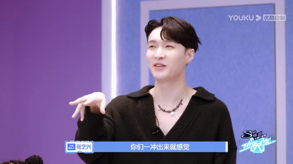 fleurdeLAYs's tweet photo. @layzhang giving tips/advice to the team performing "Everybody" #PDZhang https://t.co/JYeGnxZyW1