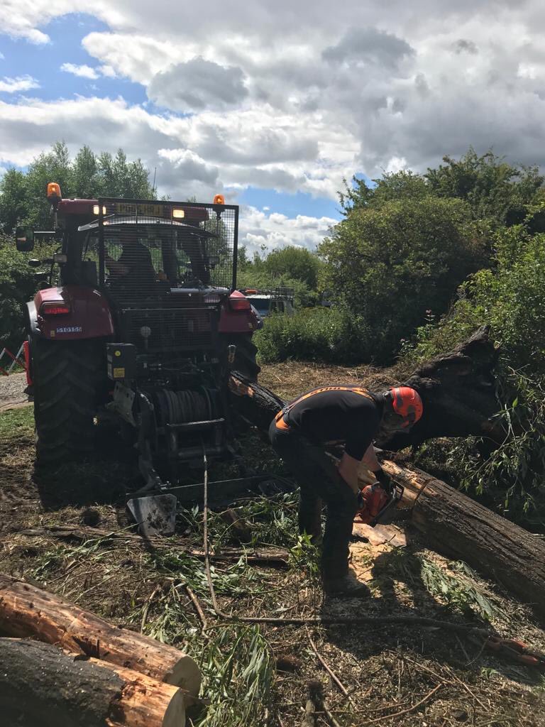 Paul_Reeves's tweet photo. Our #Derbyshire field team have been busy clearing a large amount of debris from the #Spondon Sluices on the #RiverDerwent.  We need to remove blockages that collect on our structures like this to prevent damage and minimise #floodrisk #TeamEA https://t.co/AXPKsTWQNB
