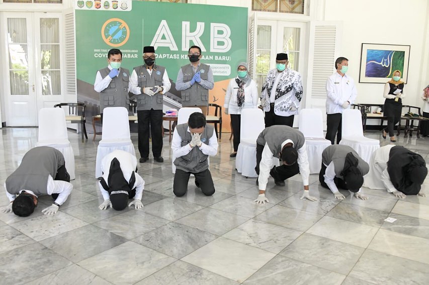 ridwankamil's tweet photo. Keterharuan perwakilan para guru honorer Jawa Barat yang mendapatkan surat keputusan dari gubernur setelah lolos seleksi administrasi kompetensi untuk sertifikasi tunjangan guru non-PNS. Jawa Barat menjadi provinsi pertama di Indonesia yang menerbitkan SK ini. https://t.co/GFoDApPqoq