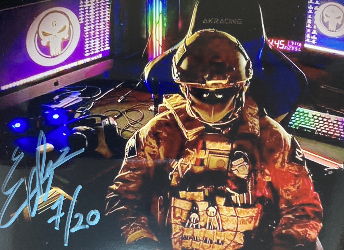 kagra_shin's tweet image. e-Sports事務所のPUBG担当は神楽ですが、COD担当はえどくん。

えどくんから、サイン付き写真が届いたので、玄関に飾ってます。

マスク被ったら、ハーフのイケメン見えんやんwww
@elt_edo 

#CoDMobile 
#COD大会
#COD実況