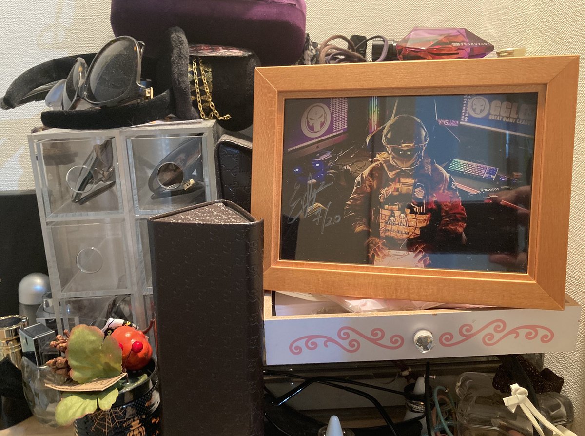 kagra_shin's tweet image. e-Sports事務所のPUBG担当は神楽ですが、COD担当はえどくん。

えどくんから、サイン付き写真が届いたので、玄関に飾ってます。

マスク被ったら、ハーフのイケメン見えんやんwww
@elt_edo 

#CoDMobile 
#COD大会
#COD実況