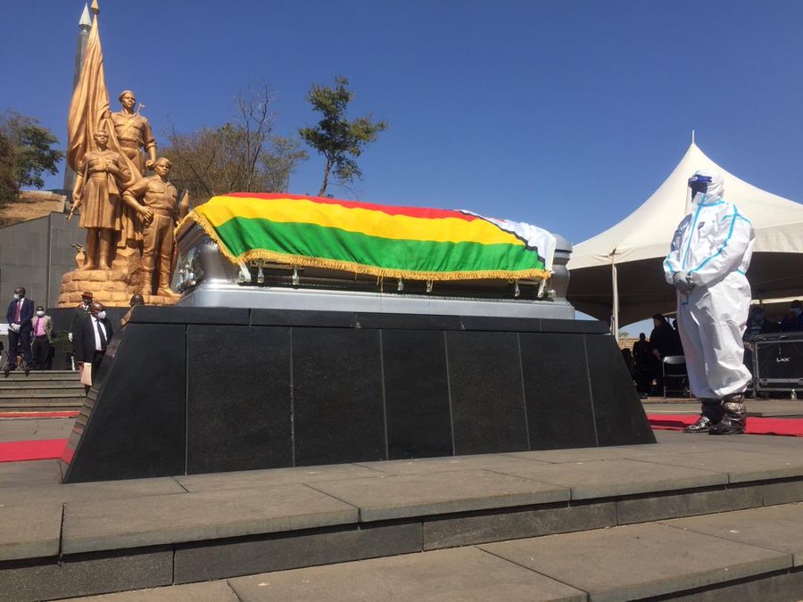 ZimEye's tweet photo. PICTURES- PERRANCE SHIRI BURIAL. PALL BEARERS CLAD IN FULL PPEs WHILE NURSES/ DOCTORS USE HOSPITAL BED SHEETS @ProfJNMoyo @FoxLion2028 @nickmangwana @CdeEffort @MakomboreroH @DrNkuSibanda @nelsonchamisa @cdesetfree @CdeNMaswerasei @efie41209591 @mdcya_dptspokes @edmnangagwa https://t.co/u8nCibWULp