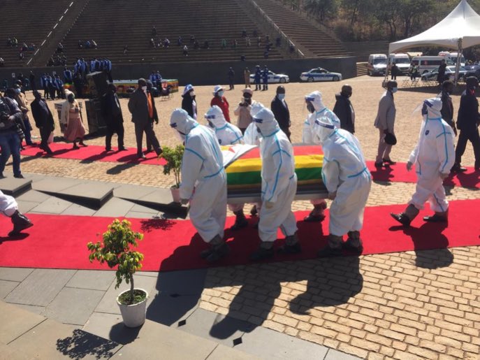 ZimEye's tweet photo. PICTURES- PERRANCE SHIRI BURIAL. PALL BEARERS CLAD IN FULL PPEs WHILE NURSES/ DOCTORS USE HOSPITAL BED SHEETS @ProfJNMoyo @FoxLion2028 @nickmangwana @CdeEffort @MakomboreroH @DrNkuSibanda @nelsonchamisa @cdesetfree @CdeNMaswerasei @efie41209591 @mdcya_dptspokes @edmnangagwa https://t.co/u8nCibWULp