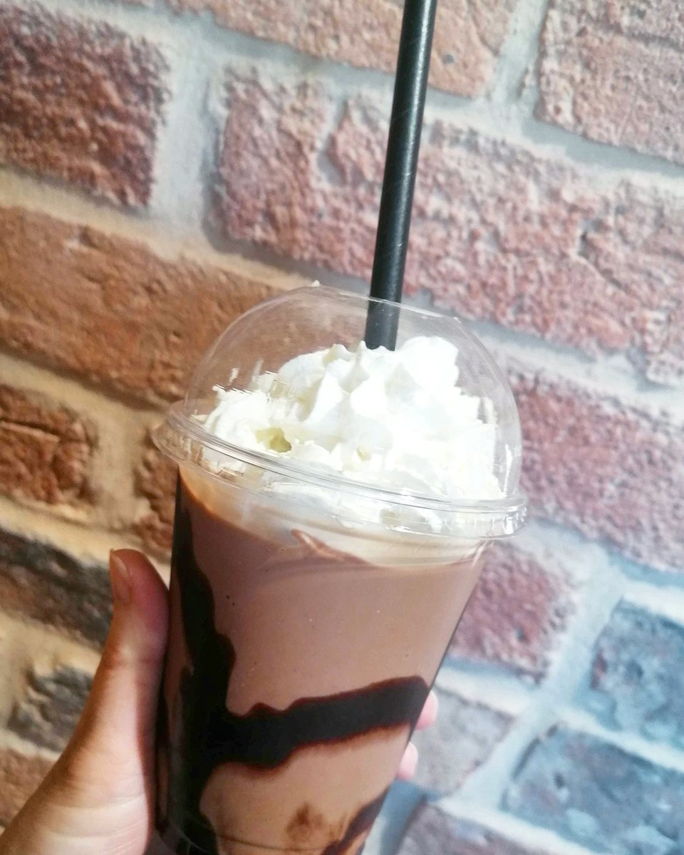 CocoaAmore's tweet photo. Get the Friday #FrappShake Feeling! ☀️🍫🥤
Iced chocolate frappe, chocolate sauce, topped with whipped cream! Keeping cool has never been so delicious!
Open Friday - Sunday 11am to 4pm at @EngineYardBC store.
#SayItWithCocoaAmore #keepcool #weekend #engineyard #cocoaamore https://t.co/a0zFqg9mOW