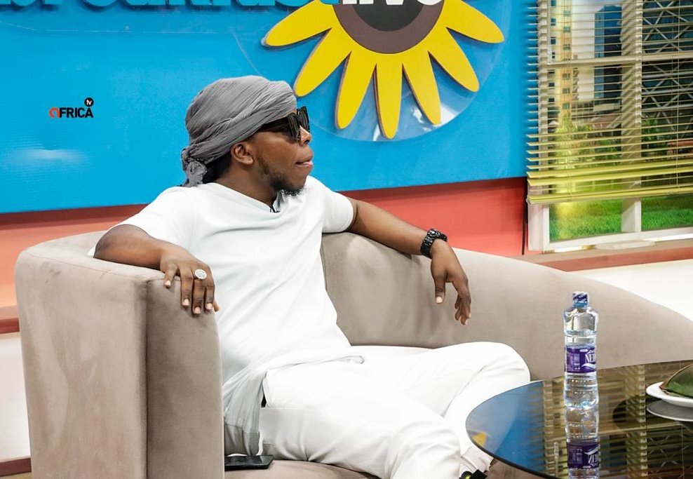vrmgera's tweet photo. Big ups to TV Africa for hosting the legend this morning. MOOD SWINGS EP everywhere right .
@BoomplayMusicGH - https://t.co/brE14KSvh7
@Audiomack - https://t.co/FMr4fCldfJ
@Applemusic - https://t.co/av1vrs5lHf
- @iamedem | #Moodswings https://t.co/fmQD5vNhkf