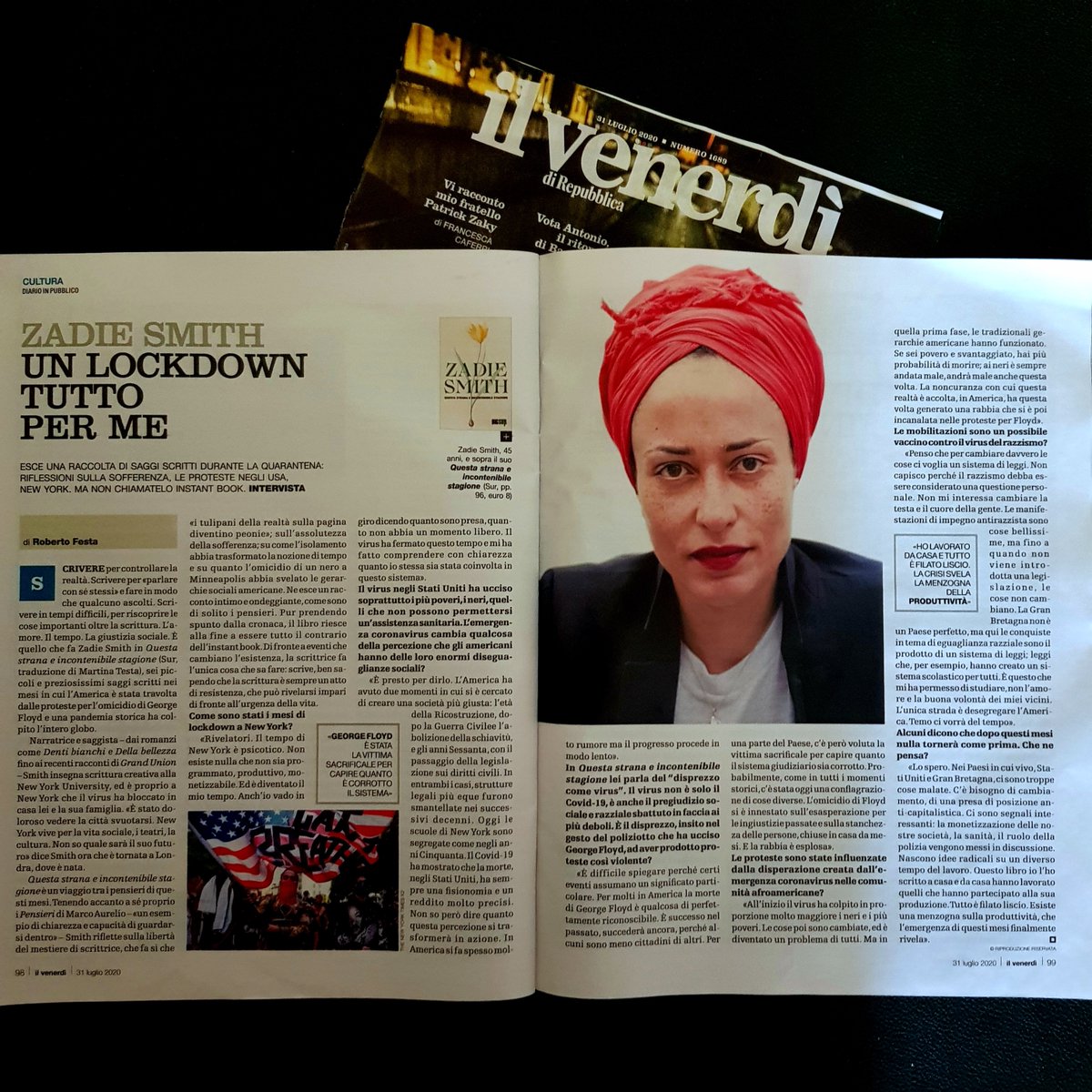 edizioniSUR's tweet photo. 🗞️«Di fronte a eventi che cambiano l’esistenza, la scrittrice fa l’unica cosa che sa fare: scrive». 
L'intervista a #ZadieSmith è sul @ilvenerdi, mentre su @LaStampa trovate un brano tratto da «Questa strana e incontenibile stagione»: «Post scriptum: il disprezzo come virus». https://t.co/Scbdw79Dgp