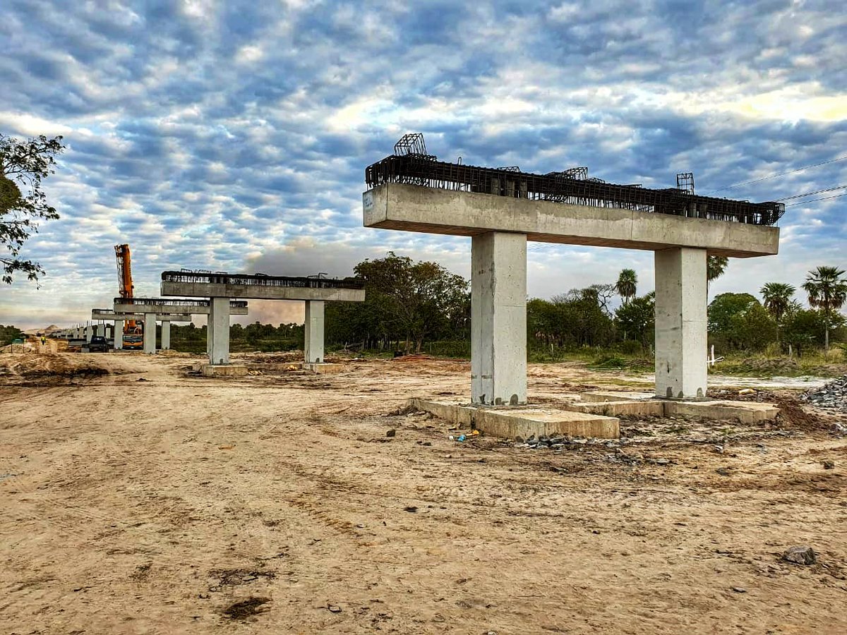 ¡Buenos días!🌤️

Culminamos el montaje de pilares del puente de 525 m sobre el arroyo  Yacaré, en #Ñeembucú. Ahora las tareas continúan con el montaje de dinteles. 

La obra forma parte de la ruta Alberdi-Pilar, tramo 2.
