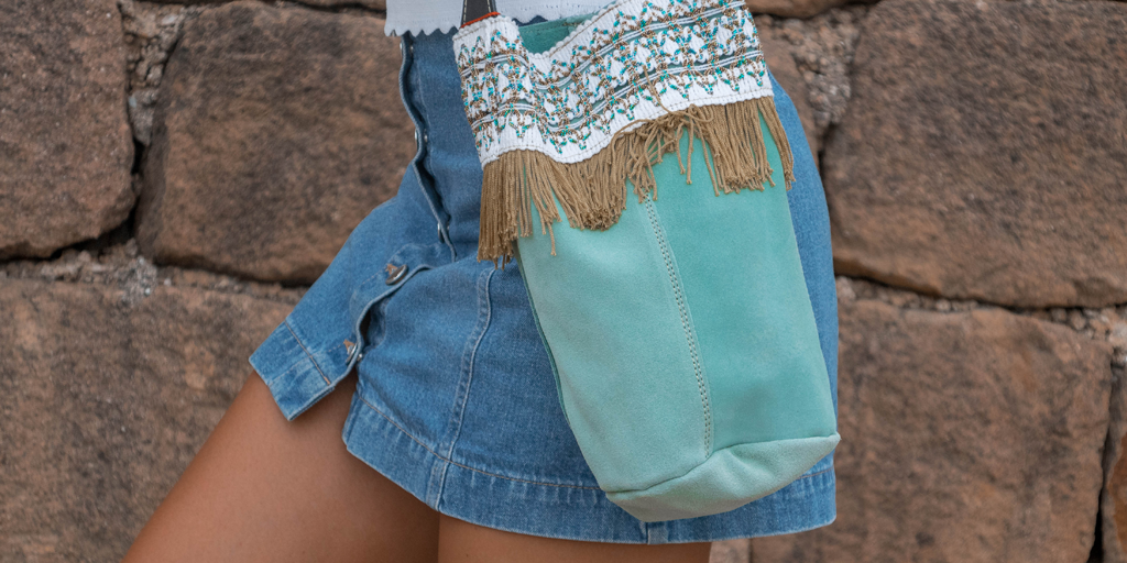 AutenticaSafari's tweet photo. Que levante la mano a la que no le guste combinar un look casual con un complemento explosivo 🙈🙋‍♀️
⠀
#bolso #zapatos #calzado #madeinspain #azul #verano #hechoamano 
-------------------------
https://t.co/8FSGseOkFk https://t.co/zkqFRehqwx