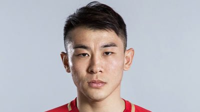 CalcioPillole's tweet photo. #YuHanchao, giocatore del #GZEvergrande, è stato licenziato dalla società perchè sorpreso a “correggere” una lettera della propria targa per eludere le restrizioni. In Cina, infatti, i veicoli non locali possono circolare solo per 4gg di fila poi è imposta una pausa di altri 4gg. https://t.co/Yj8CJ9Y7ud