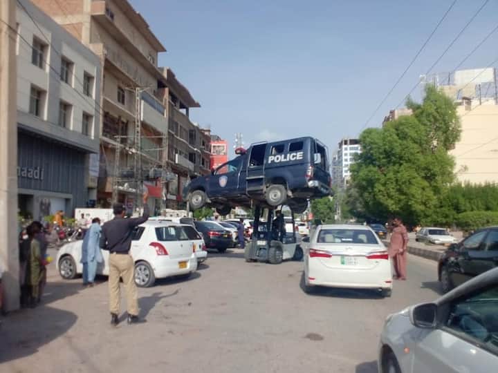 MLKAdil's tweet photo. قانون سب کیلئے برابر حیدرآباد میں پہلی بار دیکھنے میں آیا ہے آج کچھ دیر پہلے آٹوبھان روڈ کھادی کے سامنے روڈ  نزد #Jackman کیطرف نو پارکنگ کیطرف کھڑی موبائل کو لفٹر کے زریعے اٹھا لیا گیا
#عيد_الاضحى https://t.co/rOYXQ93n3p