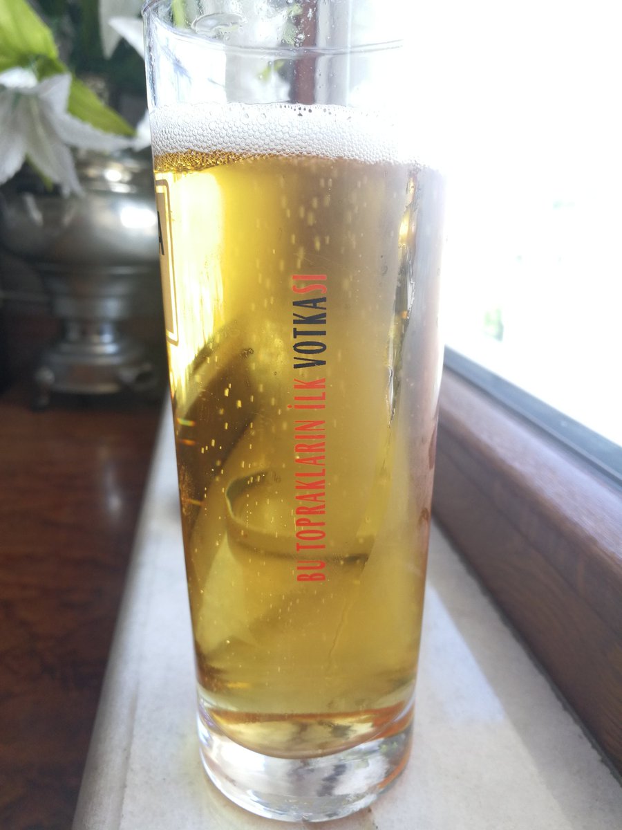 Üzerinde Votka yazan bardakdan Bira içmenim zevkine aykırılık mı dersiniz anarşistlikmi dersiniz...