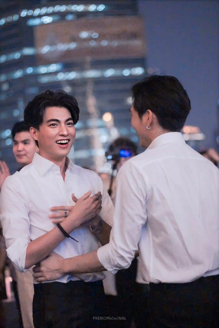 Gulf’s waist exists just for MewA thread of Mew wraps his arm around Gulf’s curvy body  #MewGulf #MewSuppasit #GulfKanawut #หวานใจมิวกลัฟ