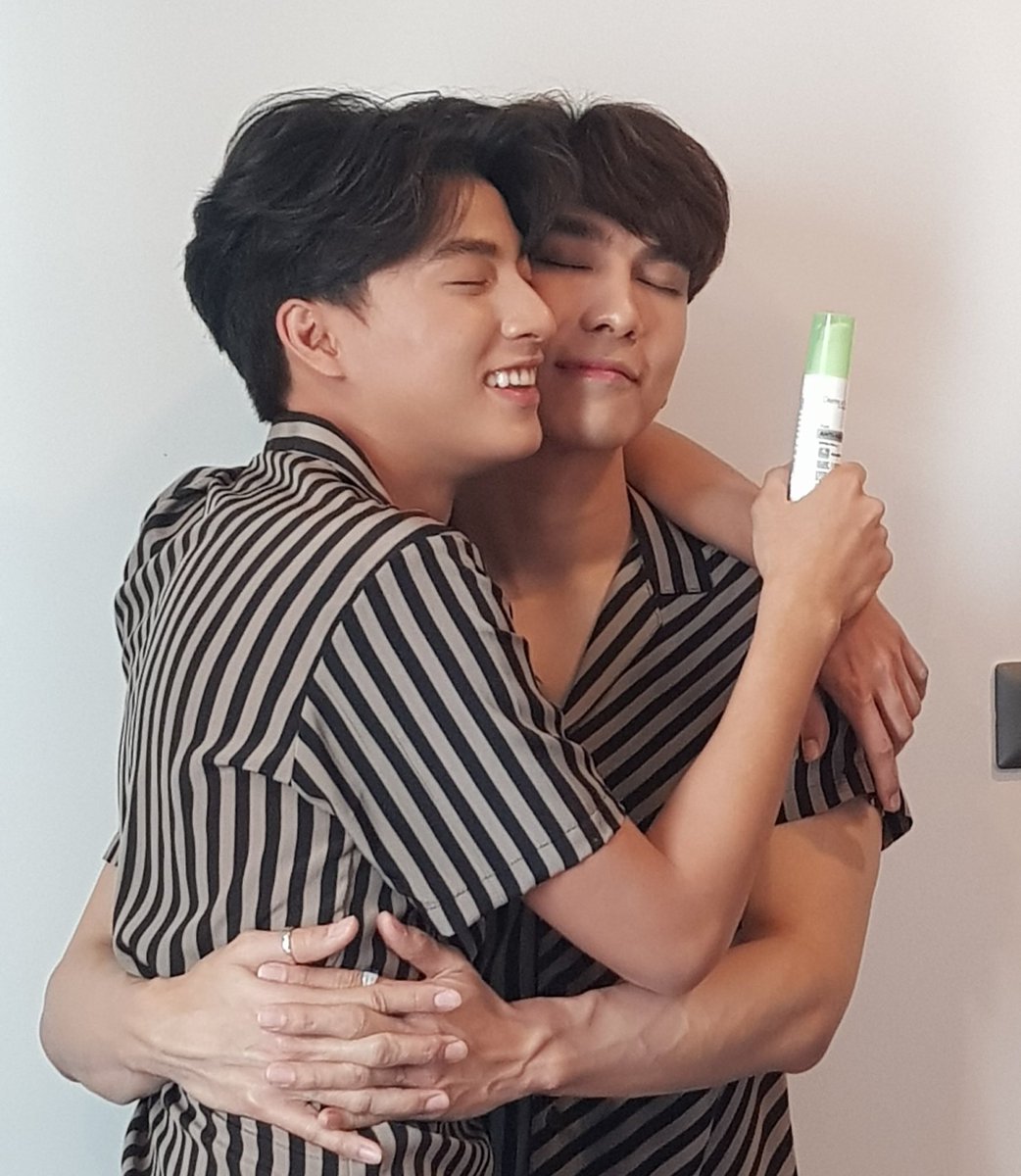 Gulf’s waist exists just for MewA thread of Mew wraps his arm around Gulf’s curvy body  #MewGulf #MewSuppasit #GulfKanawut #หวานใจมิวกลัฟ